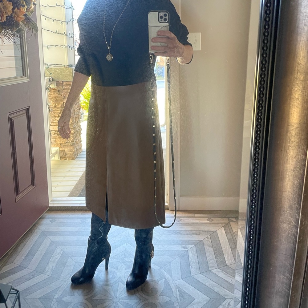 Boot. High leather boots with gold buckle
